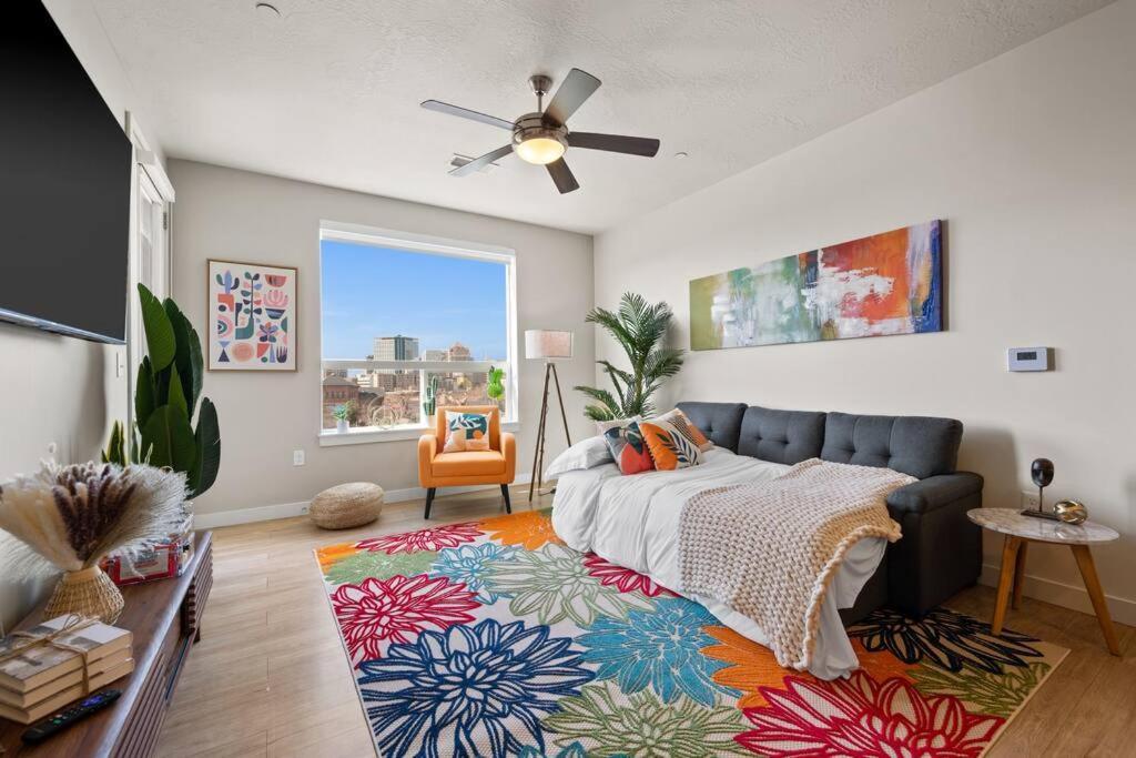 Downtown Walking Oasis With King Bd And View Apartment *